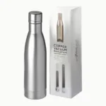 Personoitu juomapullo, väri hopea, ja sen lahjarasia